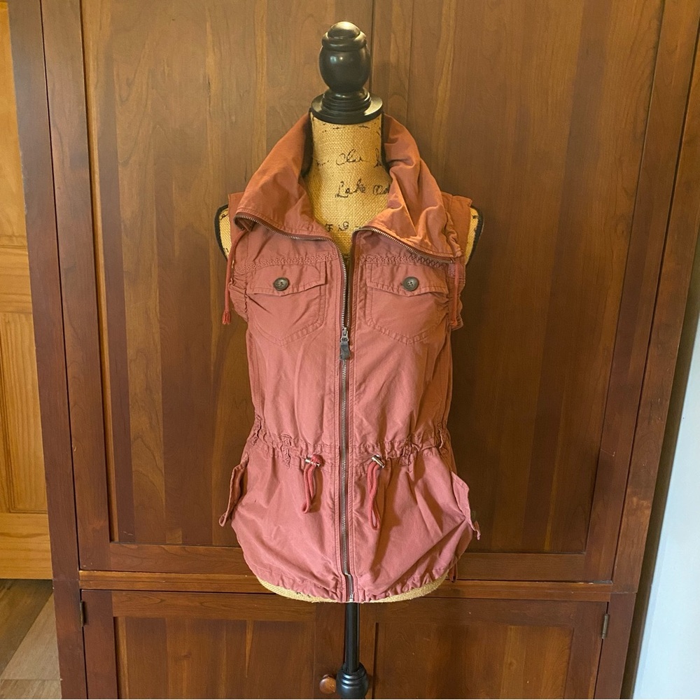 Woolrich Women’s Small Hooded Utility Vest Light Raisin Cotton
